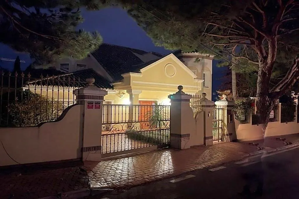 Beachside 4 Beds Cozy Villa, 700M Las Canas Beach! Marbella Spain